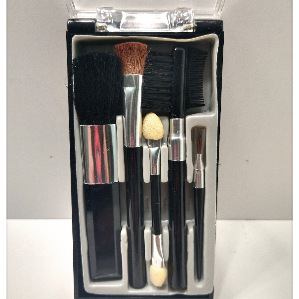 The Color Institute 'Brush Compact'5-pcs *NEW* (Never Used)